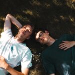 Amis d’enfance réalisent leur premier long métrage à 22 ans en France.