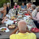 À Paris, une église propose des dîners partagés pour lutter contre la solitude estivale.