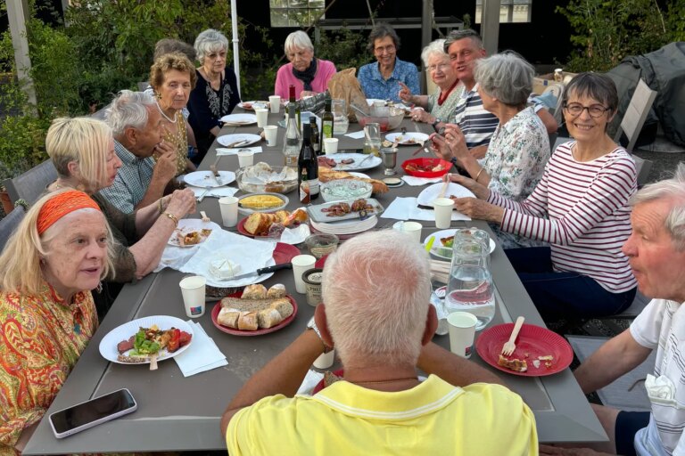 À Paris, une église propose des dîners partagés pour lutter contre la solitude estivale.