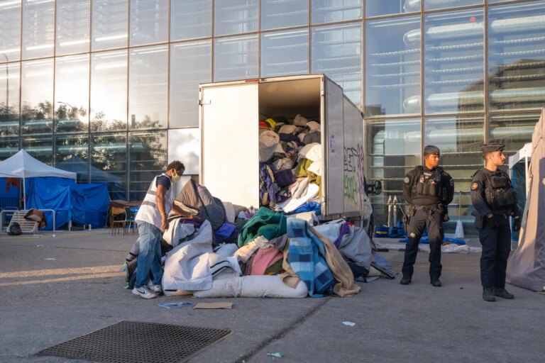 Évacuation du parvis du Samu social de Paris après un mois d’occupation par des sans-abri.