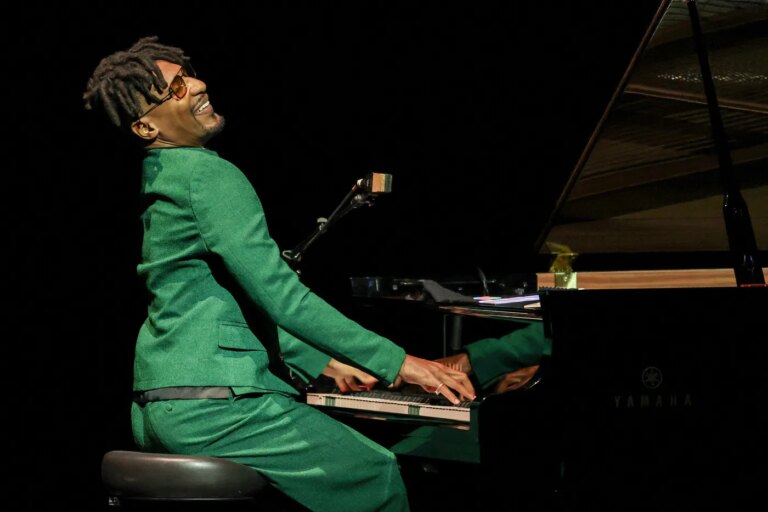 Jon Batiste fusionne Mozart et Monk pour redéfinir le jazz contemporain.