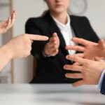 Débat public en France sur la nécessité de différencier désaccord et haine