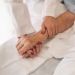 Euthanasie adoptée : le débat se déplace vers les soins palliatifs en France