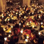 Veillée de prière organisée par des influenceurs catholiques à Paris pour Léon XIV.