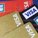 Pourquoi le nom du mari figure-t-il systématiquement sur la carte bleue du compte commun ?