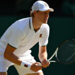 Jannik Sinner, numéro 1 mondial, déclare forfait pour le Masters 1000 de Cincinnati en raison d&rsquo;une blessure au genou droit.