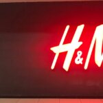 H&M propose une robe longue imprimée, valorisée trois fois son prix, pour une allure élégante.