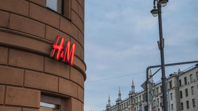 H&M présente une chemise scandinave comme pièce essentielle pour la rentrée.