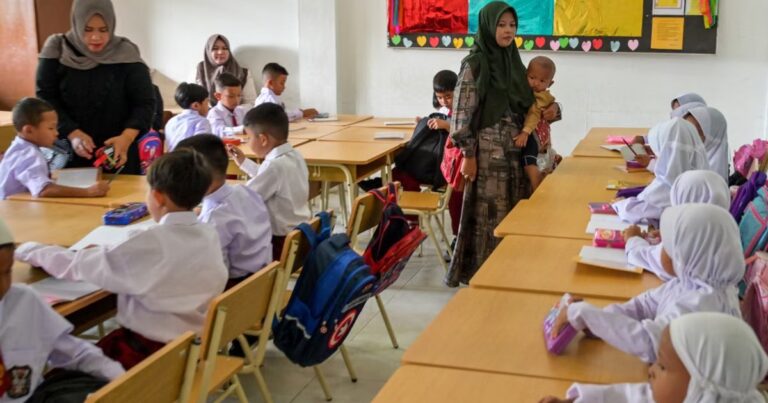 Les salles de classe en Indonésie se vident face à une baisse d’inscription des élèves.