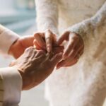 Mariée dépense 34 000 euros et se retrouve seule et en larmes dans sa suite nuptiale.