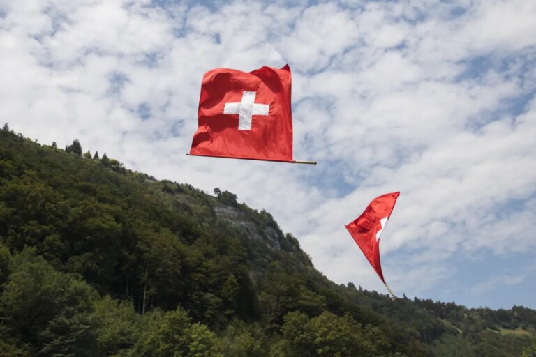 La Suisse face aux critiques sur sa neutralité historique et ses implications géopolitiques.