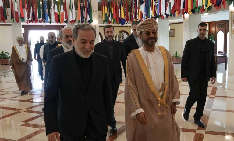 Les États-Unis renforcent leurs sanctions économiques contre l’Iran en réponse aux tensions.