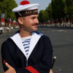 Maël, musicien de la Marine, perçoit 1 820 € bruts mensuels et joue pour des chefs d’État.