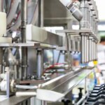 PMI manufacturier en France chute à 49,8, indiquant un recul de la production.