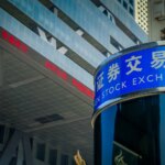 Shein vise une introduction en Bourse à Hong Kong avec une valorisation réduite à 25-40 milliards de dollars.