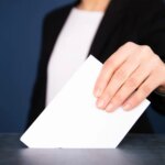 Yannick Jadot annonce son soutien à Raphaël Glucksmann pour la présidentielle de 2027