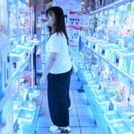 À Hong Kong, la popularité des machines à pince entraîne une hausse des ventes de peluches et cartes Pokémon.