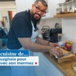 Mehdi Bouzghaïa présente une recette de mermez dans sa cuisine traditionnelle.