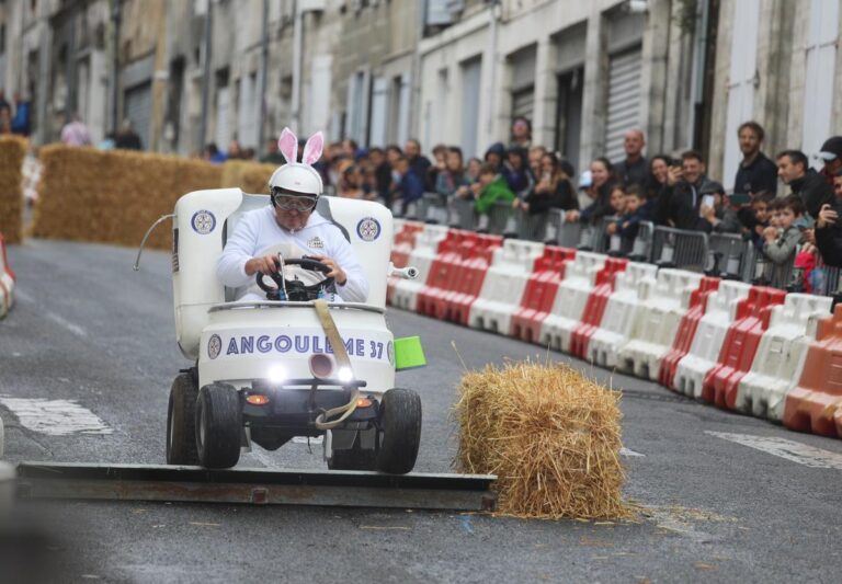 Les caisses à savon s’affrontent lors d’une course au Plateau d’Angoulême.