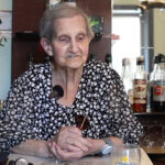 Angèle, 81 ans, prend la direction du Café de la gare à Vaulx-Milieu.