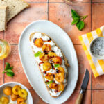 Recette de tartine burrata et mirabelles rôties au vinaigre balsamique