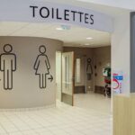 Accès inégal aux toilettes publiques souligne les disparités de genre dans les villes.