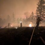 Feu de forêt majeur en Colombie-Britannique provoque un état d’urgence et ravage des milliers d’hectares.