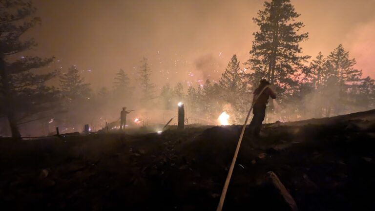 Feu de forêt majeur en Colombie-Britannique provoque un état d’urgence et ravage des milliers d’hectares.