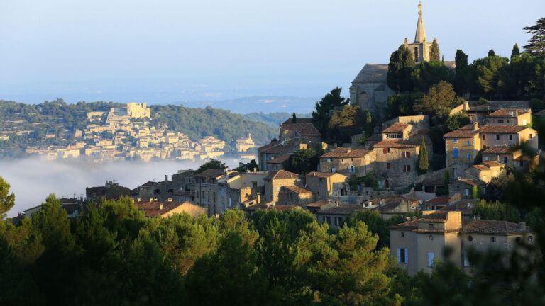 Découverte de tables étoilées du Luberon au Pas-de-Calais pour une gastronomie régionale.