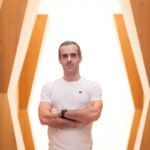 Un ex-conseiller d&rsquo;Emmanuel Macron relance le débat sur la fiscalité des riches en France.