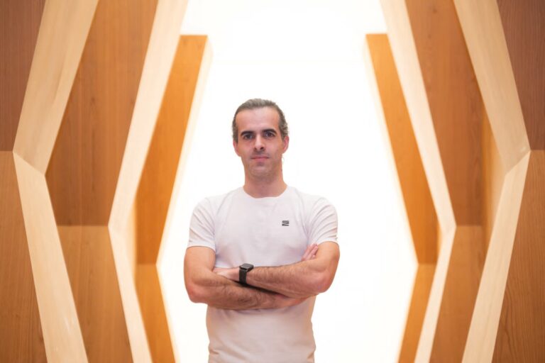 Un ex-conseiller d’Emmanuel Macron relance le débat sur la fiscalité des riches en France.