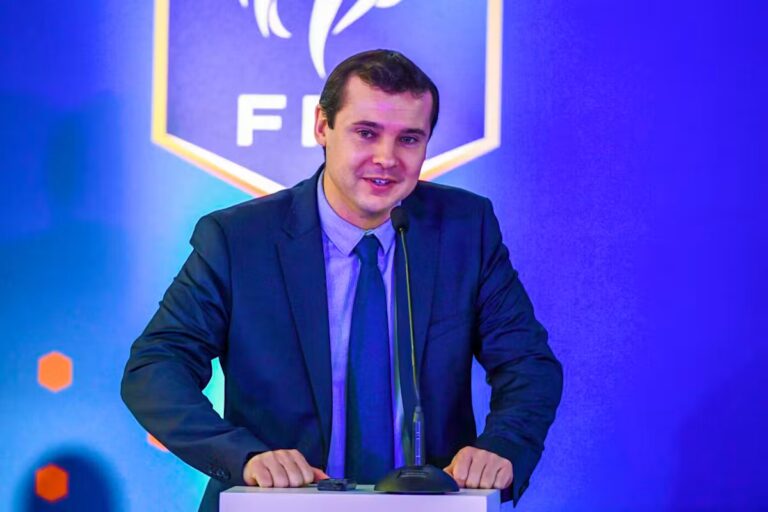 Licenciement du N°3 de la FIFA après son soutien à Infantino en pleine crise au football.