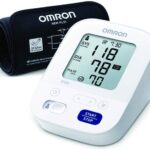 Mesure de la pression artérielle avec le tensiomètre électronique OMRON HEM-7155-E M3 White.