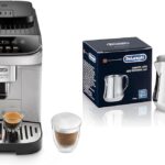 De&rsquo;Longhi présente la machine à café Magnifica Evo avec broyeur à grains et pichet en acier inoxydable.