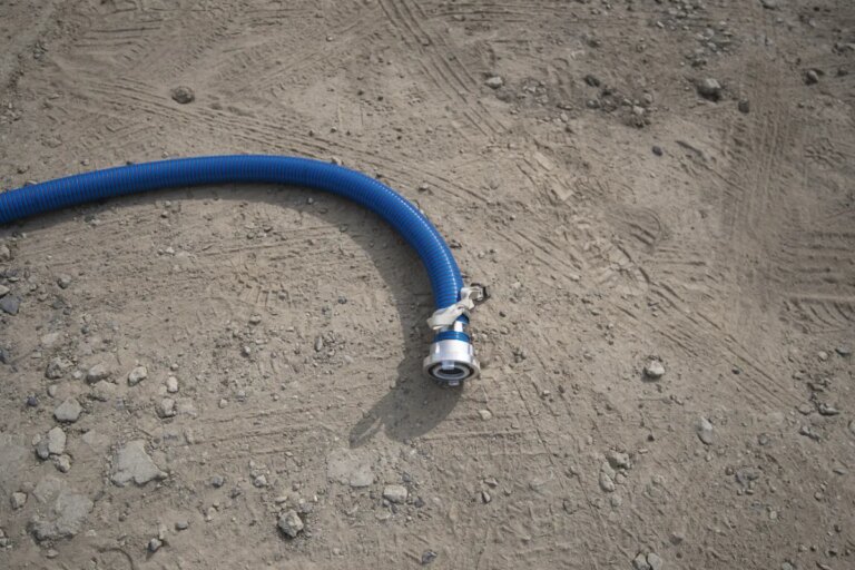 Pénurie d’eau dans certaines communes suisses malgré la richesse en ressources hydriques.