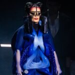 Björk assiste à l&rsquo;éclipse solaire en tenue extravagante lors d&rsquo;un événement public.