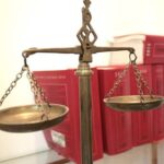 La Cour de justice encadre la liberté d&rsquo;expression : limites entre abus et atteinte.