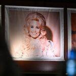 Donald Trump évoque Dolly Parton pour souligner son statut d&rsquo;icône universelle.
