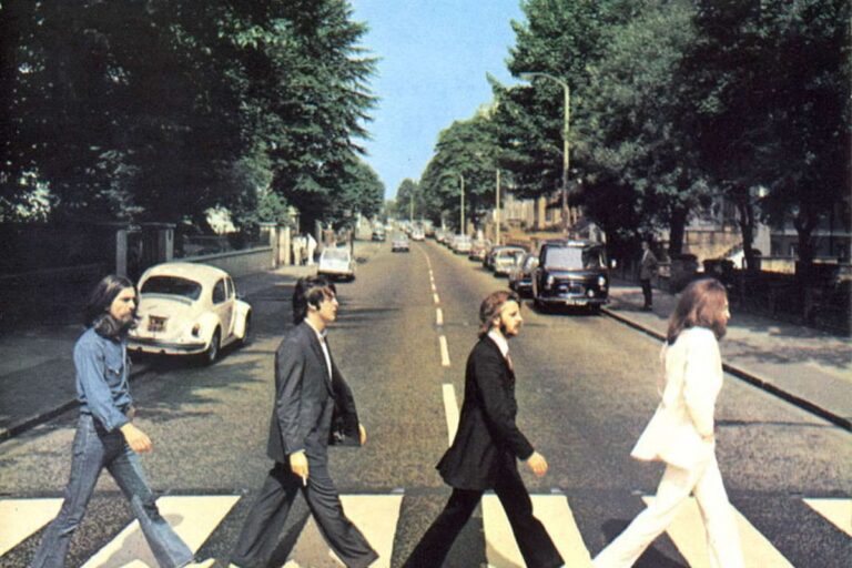 Photographe écossais capture les Beatles traversant Abbey Road, moment historique.
