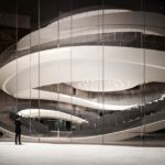 Sinfonia Varsovia se produit en Pologne, renforçant la scène musicale locale.