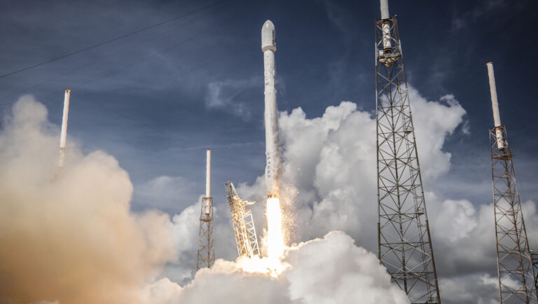 Une fusée SpaceX va percuter la Lune, générant un nuage de poussière visible depuis la Terre.