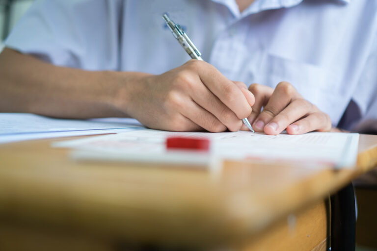 Écoles privées : frais de 160 $ pour un temps supplémentaire en examen