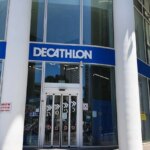 Decathlon lance une veste coupe-vent, alternative à la doudoune pour la rentrée.