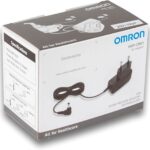 OMRON présente l&rsquo;adaptateur secteur universel HHP-CM01 pour appareils électroniques.