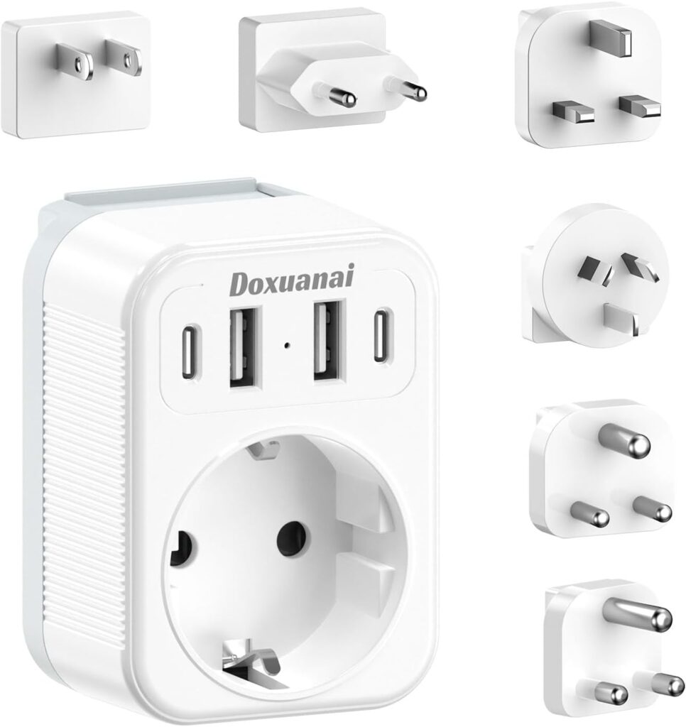 Adaptateur de voyage international avec 4 ports USB pour plusieurs pays et types de prise.