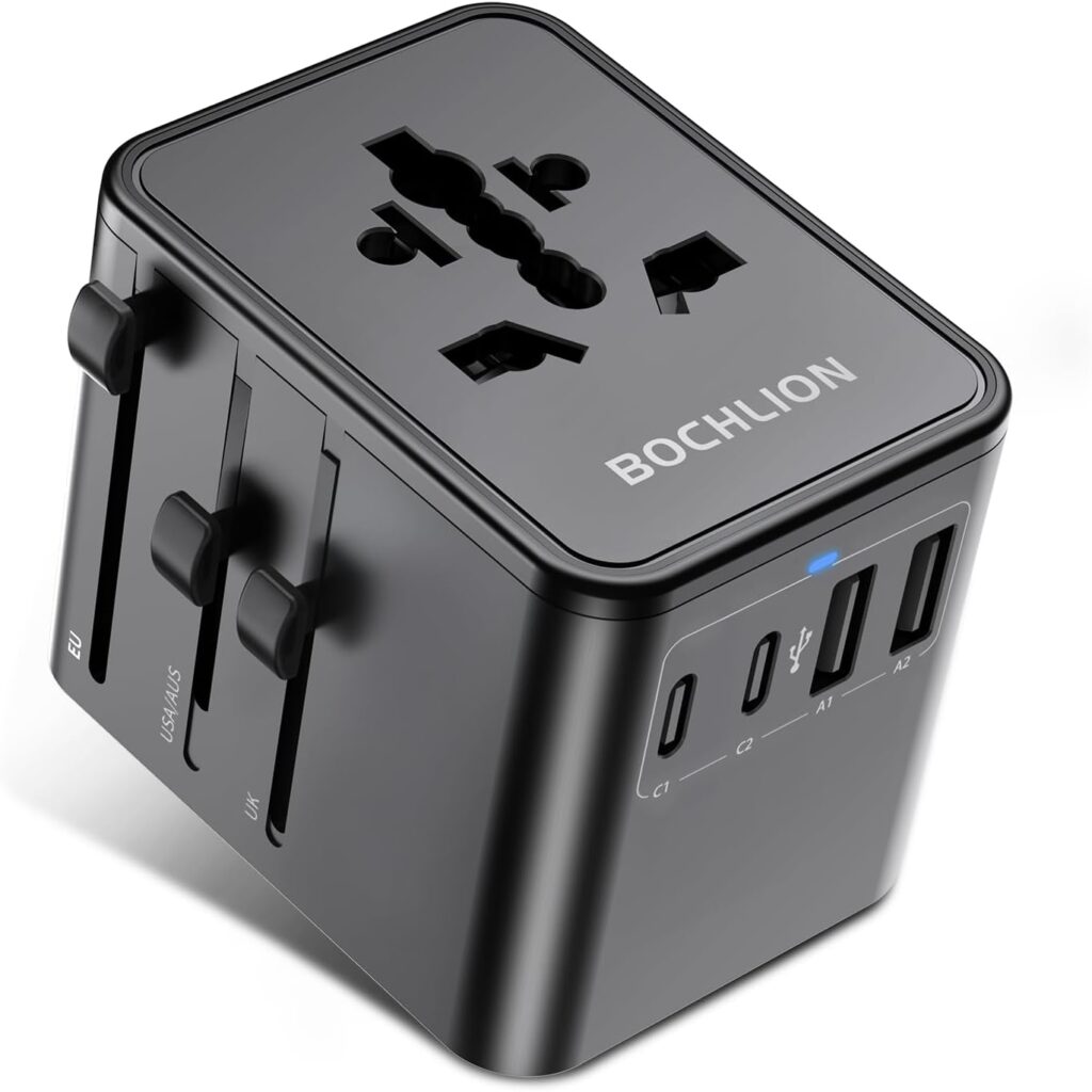 Adaptateur de voyage universel noir avec 2 USB-C et 2 USB-A pour 4 zones géographiques.