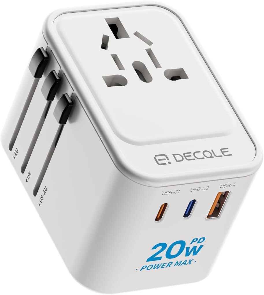 Adaptateur de voyage universel avec 2 ports USB-C et 1 port USB-A pour 200+ pays.
