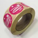 Distribution de rouleaux d&rsquo;étiquettes autocollantes fuchsia de 25 mm pour promotions.