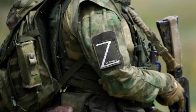 Des militaires russes exécutent un prisonnier de guerre ukrainien dans le Donetsk.