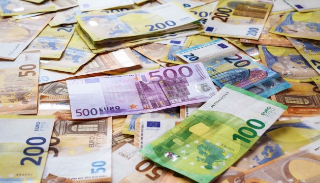 L’Ukraine reçoit 1,4 milliard d’euros de l’UE issus des avoirs russes gelés.